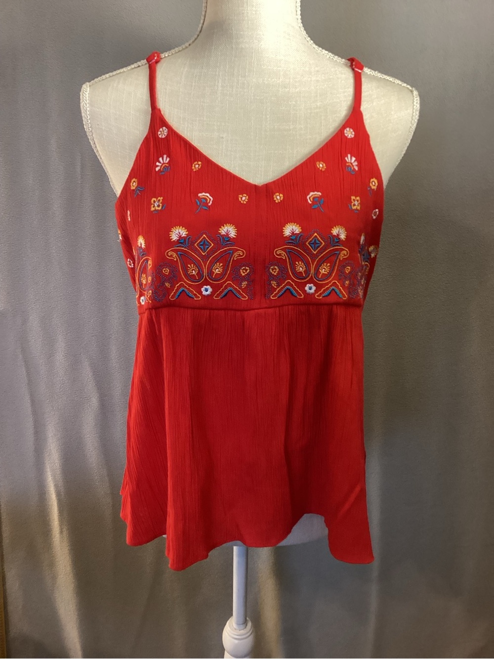 I.N. San Francisco Red Embroidered Spaghetti-Strap Cami Sz Med Whimsical Flowy